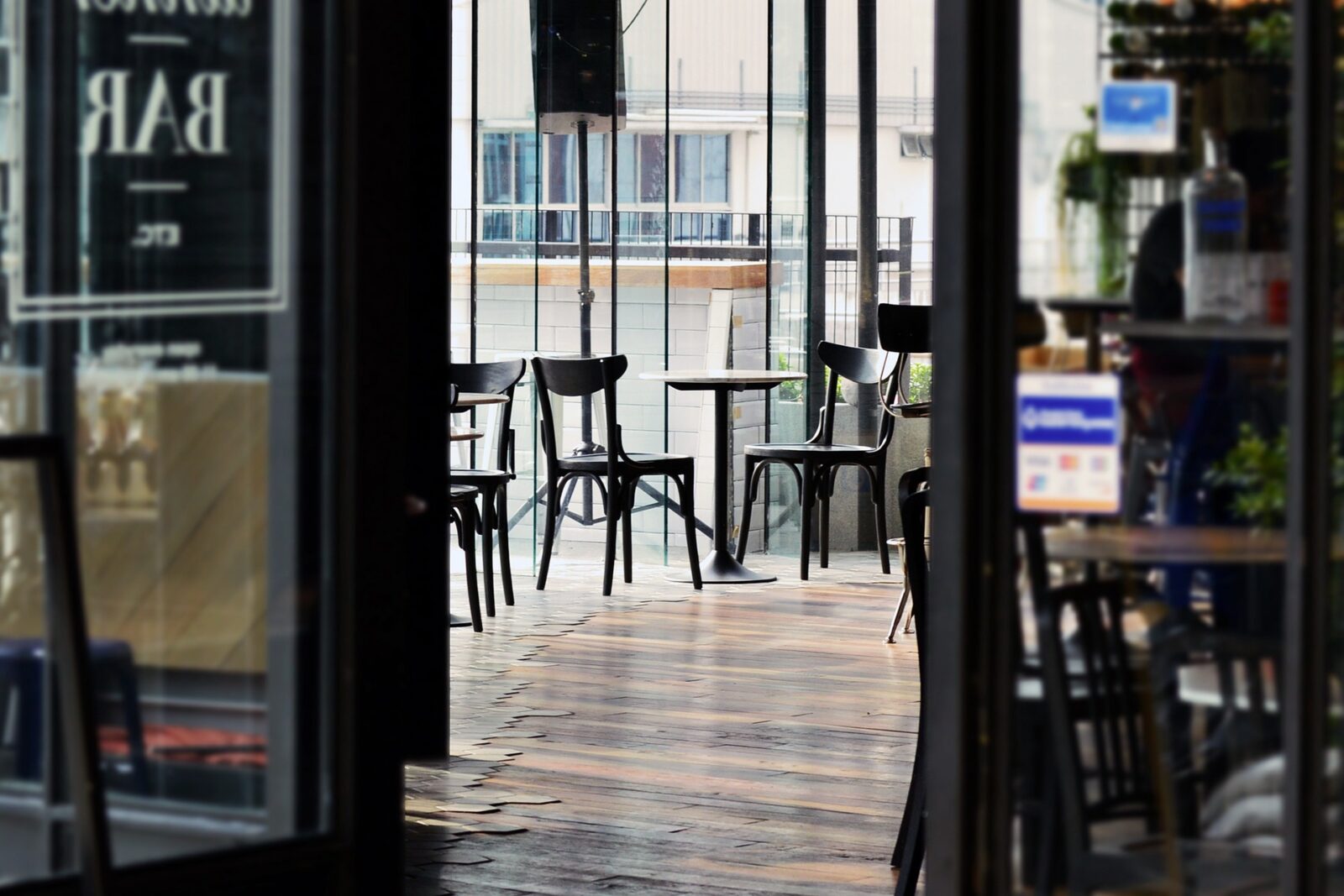 How to Manage a Restaurant with a Bar